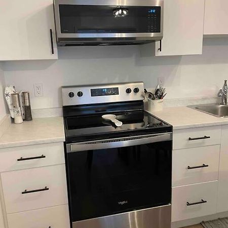 Adorable 1 Bedroom Suite- A Skip To Galloping Goose Вікторія Екстер'єр фото