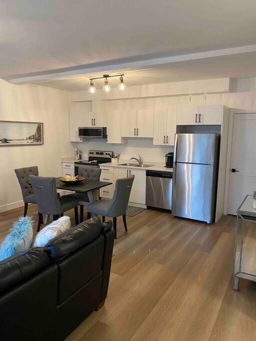Adorable 1 Bedroom Suite- A Skip To Galloping Goose Вікторія Екстер'єр фото