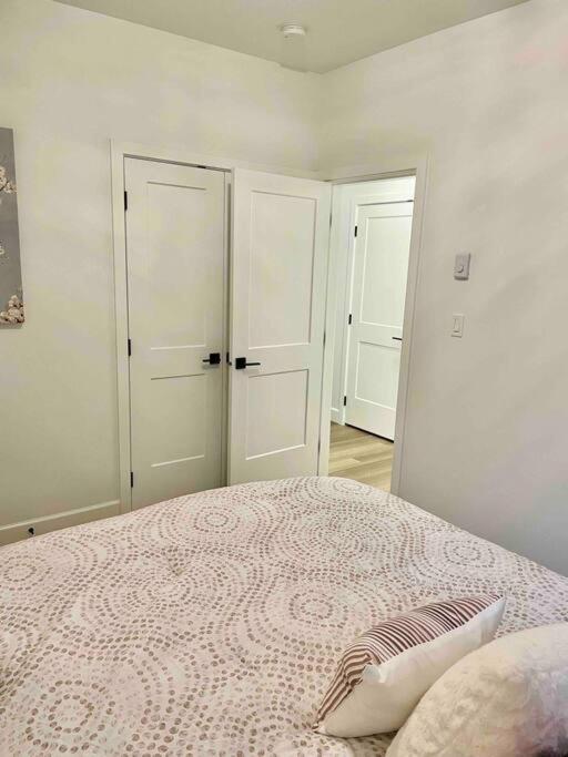 Adorable 1 Bedroom Suite- A Skip To Galloping Goose Вікторія Екстер'єр фото