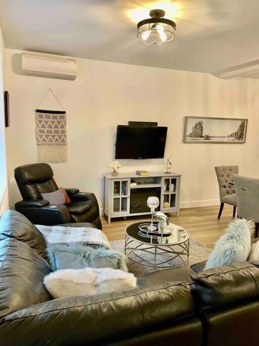 Adorable 1 Bedroom Suite- A Skip To Galloping Goose Вікторія Екстер'єр фото