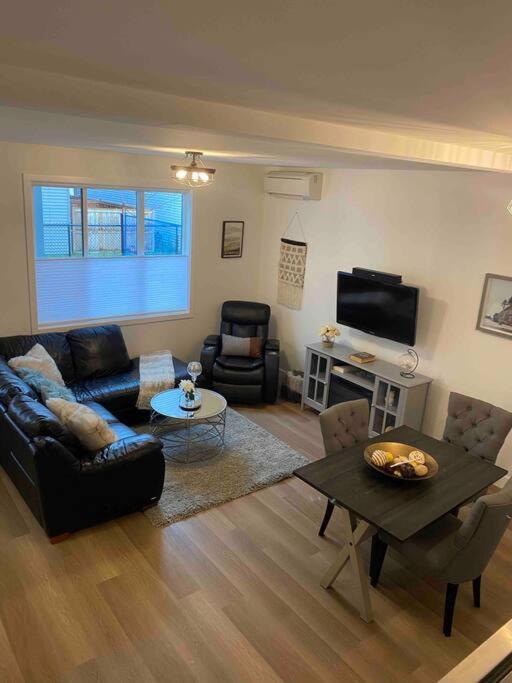 Adorable 1 Bedroom Suite- A Skip To Galloping Goose Вікторія Екстер'єр фото