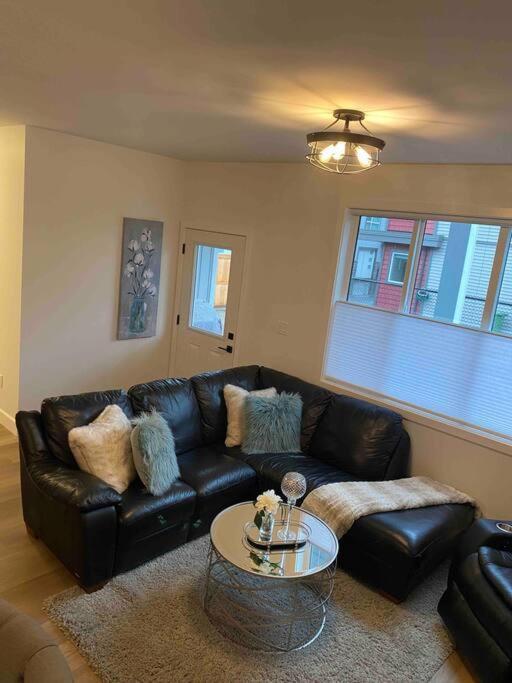 Adorable 1 Bedroom Suite- A Skip To Galloping Goose Вікторія Екстер'єр фото