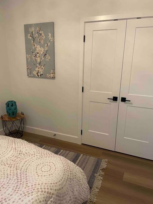 Adorable 1 Bedroom Suite- A Skip To Galloping Goose Вікторія Екстер'єр фото