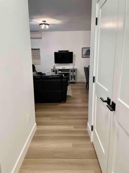 Adorable 1 Bedroom Suite- A Skip To Galloping Goose Вікторія Екстер'єр фото