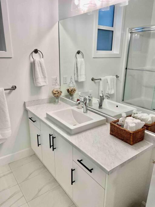 Adorable 1 Bedroom Suite- A Skip To Galloping Goose Вікторія Екстер'єр фото