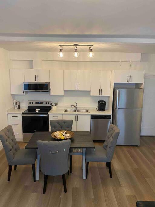 Adorable 1 Bedroom Suite- A Skip To Galloping Goose Вікторія Екстер'єр фото